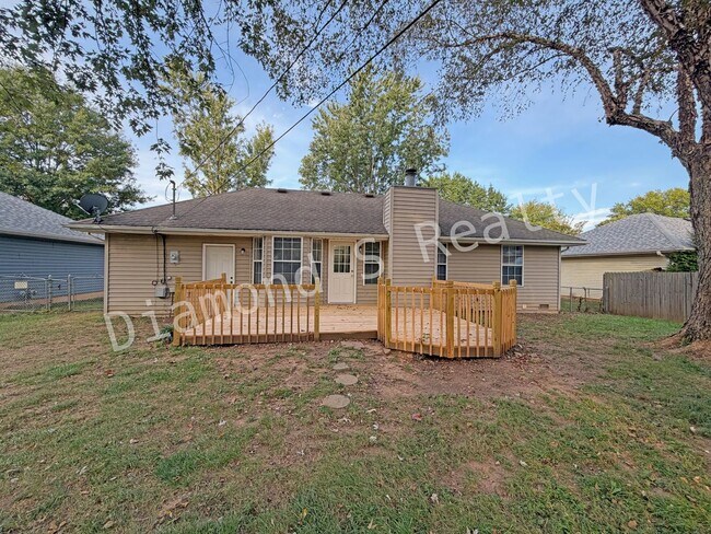 Building Photo - 3 Bed / 1.5 Bath Home - Great South Spring...