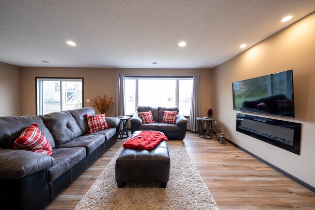 Building Photo - 280 Primrose Path