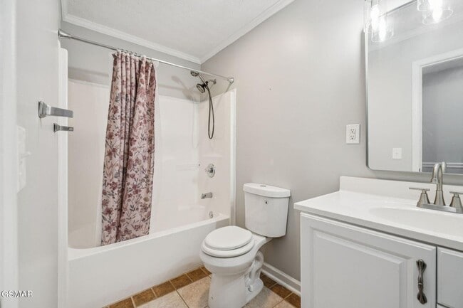 Building Photo - Spacious & Grand Living!!!