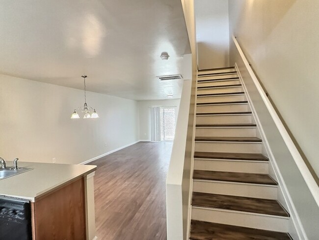 Building Photo - Charming 2BD/2.5BA Townhome in the Desirab...