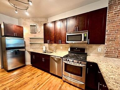Building Photo - 228 1st St