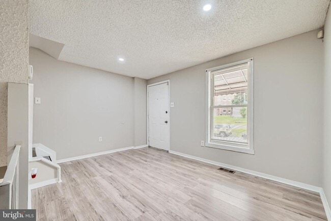 Building Photo - Modern 3-Bedroom Gem with Deck