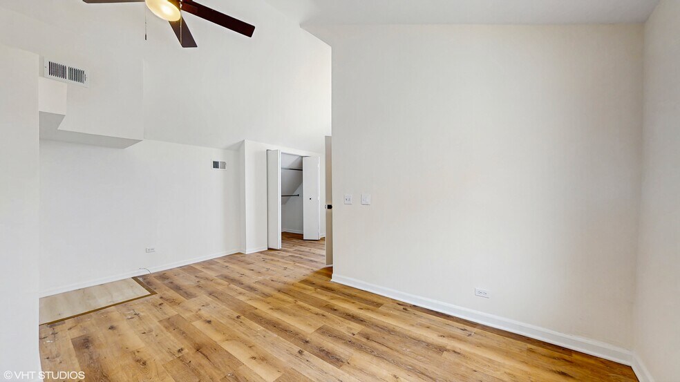 Building Photo - 2430 N Southport Ave