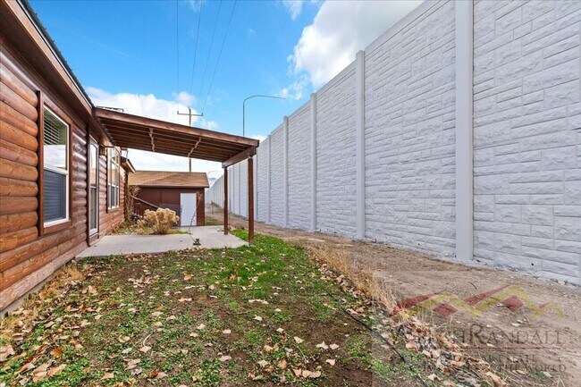 Building Photo - Beautiful 3 Bed 2 Bath Townhome in West Haven