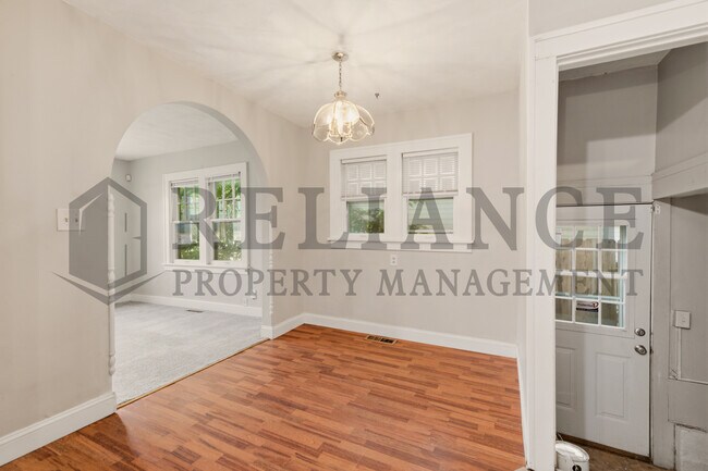 Building Photo - 703 S Grove Dr