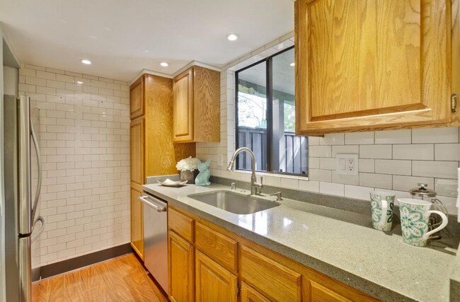 Building Photo - 5194 Makati Cir