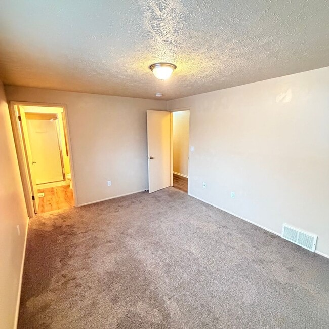 Building Photo - 906 Summit Dr