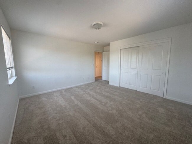 Building Photo - Newly Remodeled and Spacious 4 Bedroom Tow...