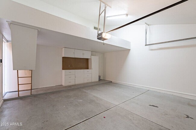 Building Photo - 3-bedroom townhome in great central Phoeni...