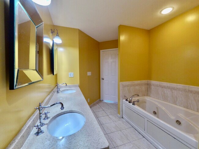 Building Photo - 25 MALLARD Pl