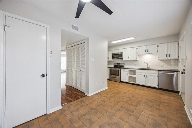 Building Photo - 10345 Longmont Dr