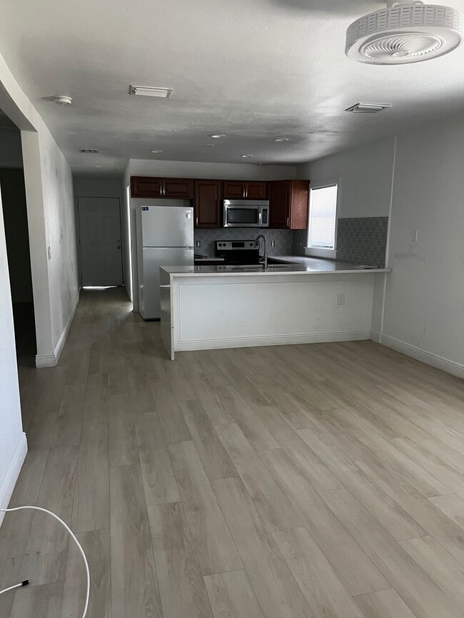 Building Photo - 224 W Cypress St