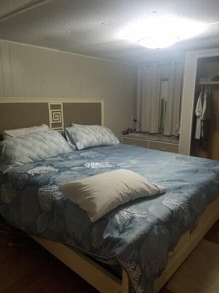 Large BDRM king bed - 30531 Francis St