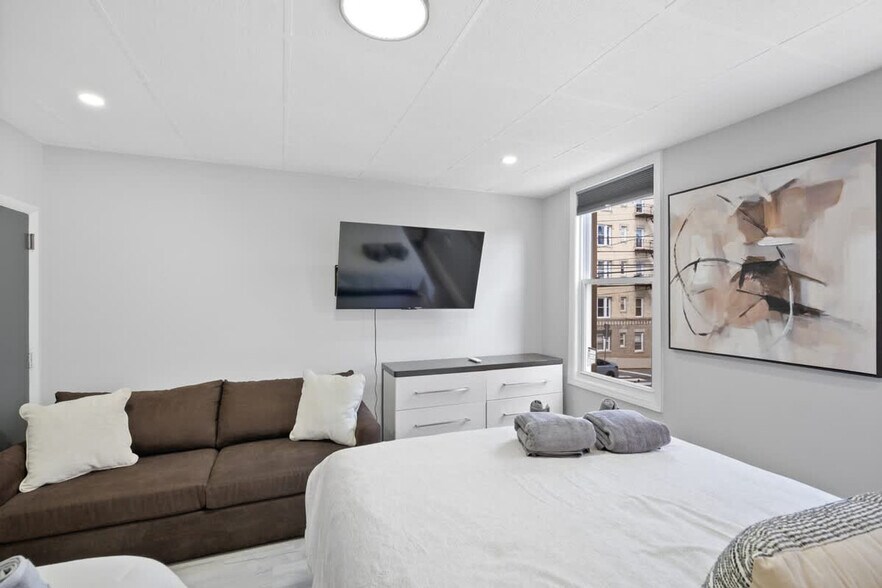 Building Photo - 225 Hancock Ave