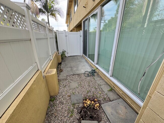 Building Photo - 11500 Rochester Ave