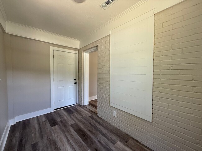 Building Photo - Newly Renovated 2 Bed/1 Bath Cottage
