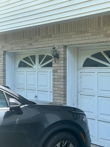 2 Car Garage - 246 Lee St
