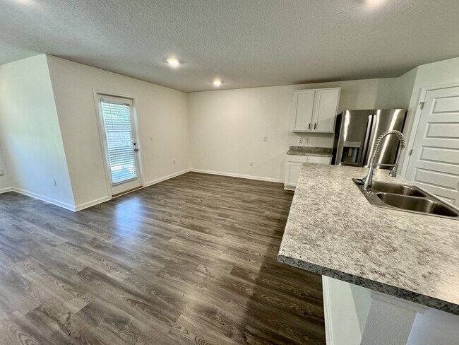 Building Photo - 5265 Peach Dr