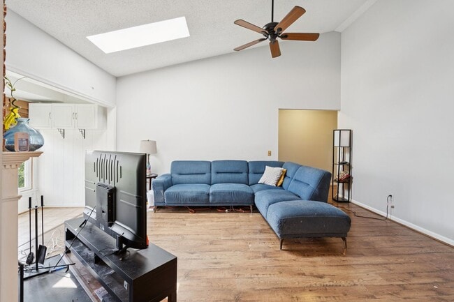 Building Photo - Set in the charming Hunters Square communi...