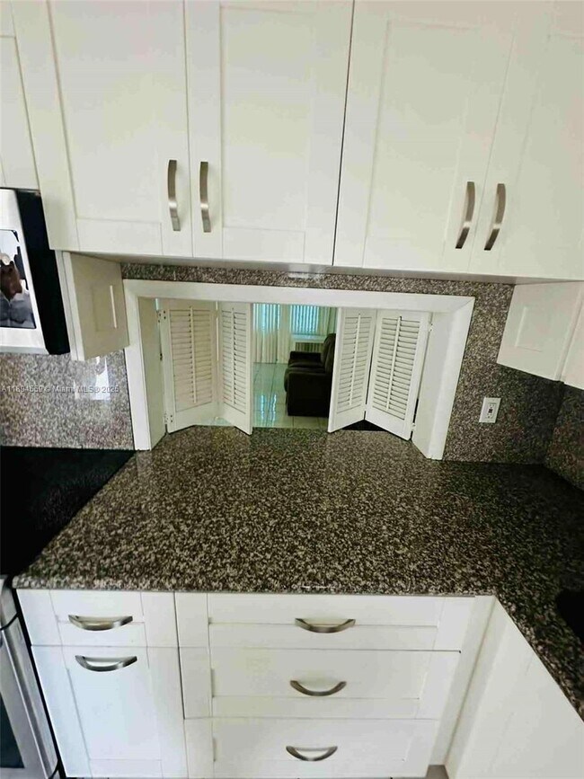 Building Photo - 215 SE 3rd Ave