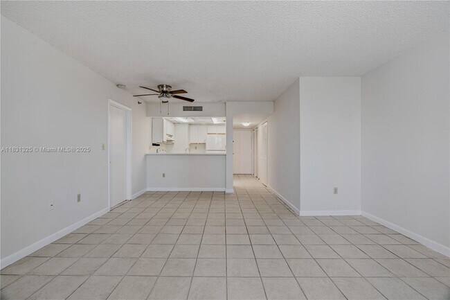 Building Photo - 540 Brickell Key Dr