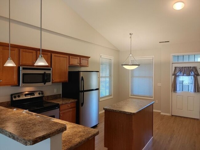 Building Photo - $1,550 | 2 Bedroom, 2 Bathroom Condo | No ...