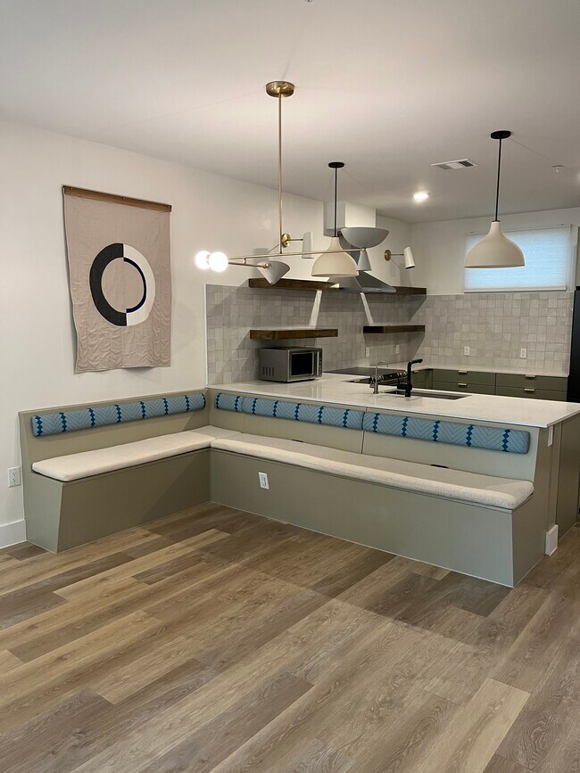 Primary Photo - 2709 E 5th St