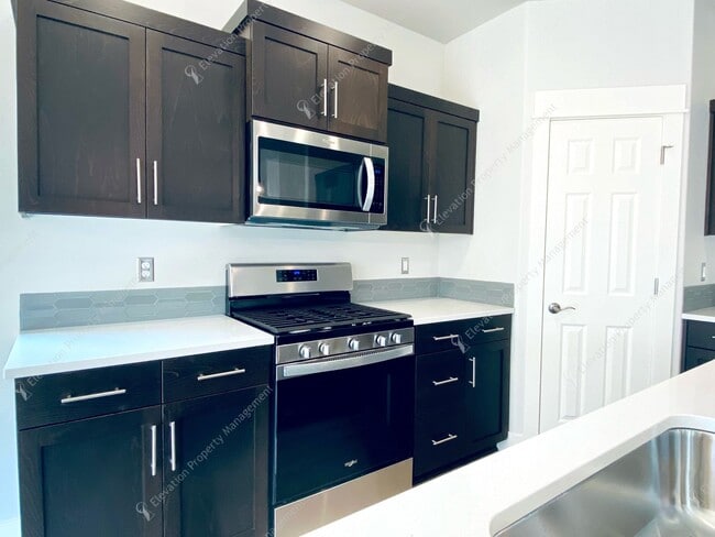 Building Photo - 3BR SE Bend home in great neighborhood wit...
