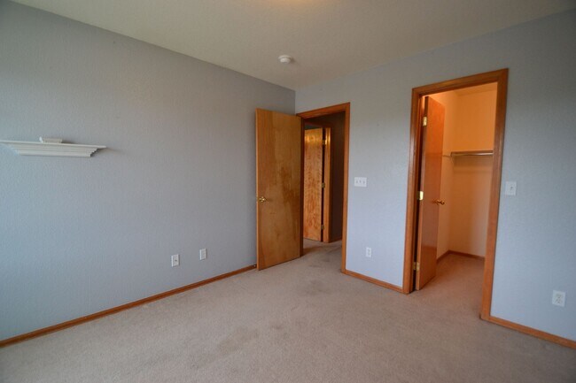 Building Photo - 4879 Jedediah Smith Rd