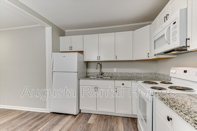Building Photo - 2128 Roosevelt Dr
