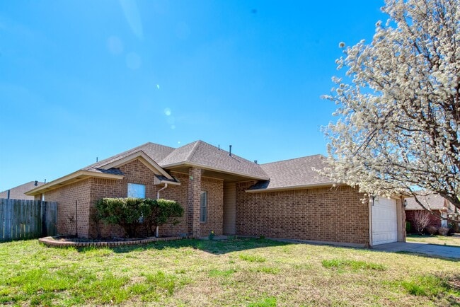 Building Photo - 1220 Eastridge Dr