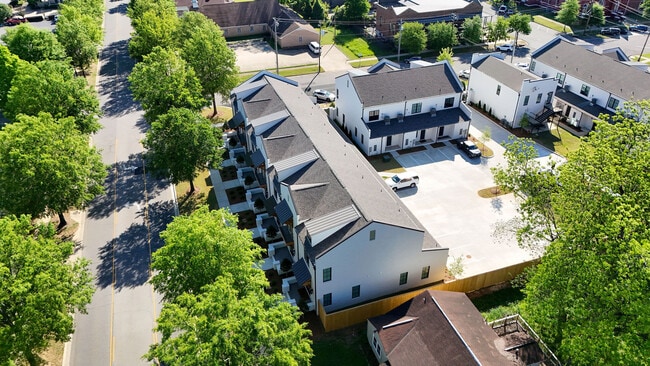 Building Photo - 2211 Paul W Bryant Dr