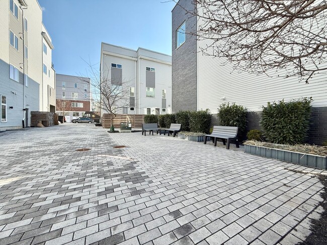 Building Photo - Spacious Bi-Level 2-Bedroom in N5 Flats