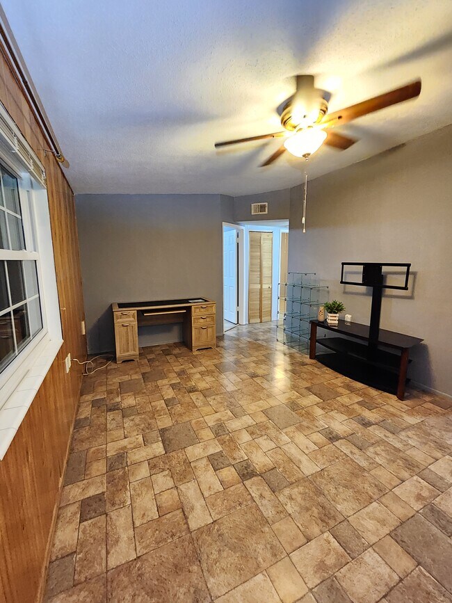 Living room, hardwood floor - 813 64th Ave N