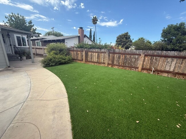 Building Photo - Charming 2 Bedroom, 2 Bath Home with Fence...