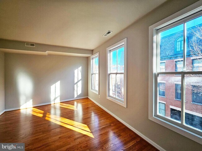 Building Photo - 12 S Regester St