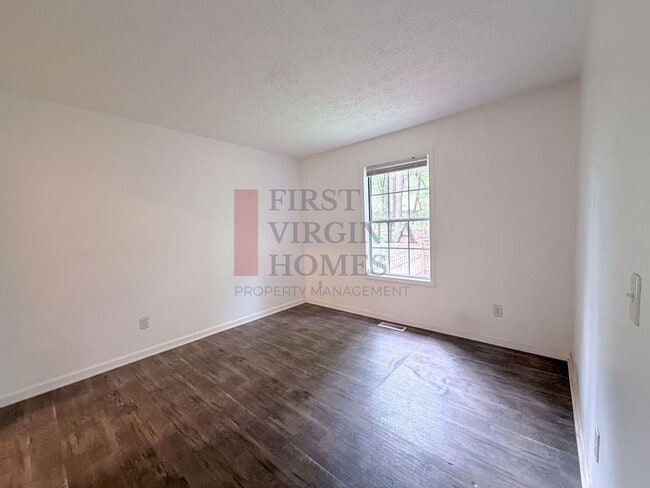 Building Photo - 2Bed/1 Bath Rental Lake Monticello