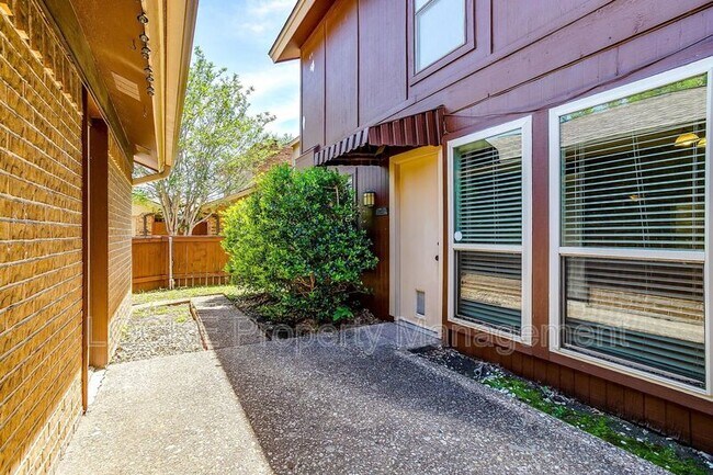 Building Photo - 6428 Lago Vista Dr