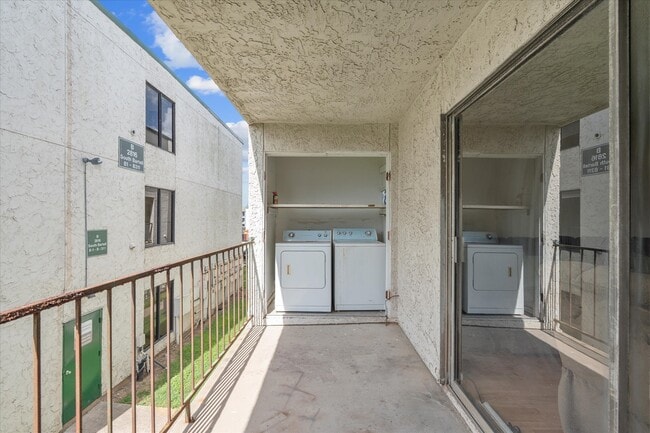 Building Photo - 2830 S Bartell Dr