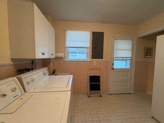 Building Photo - 33 N Gladstone Ave