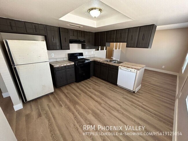 Building Photo - 8443 W Glenrosa Ave
