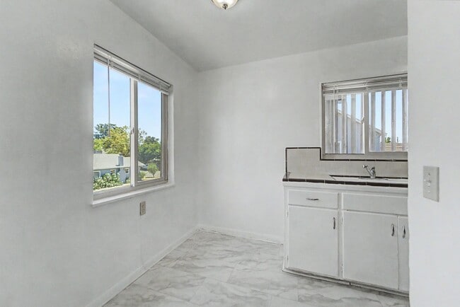 Building Photo - 806 H St