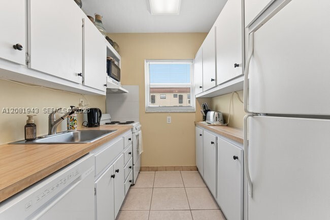 Building Photo - 4658 Bougainvilla Dr