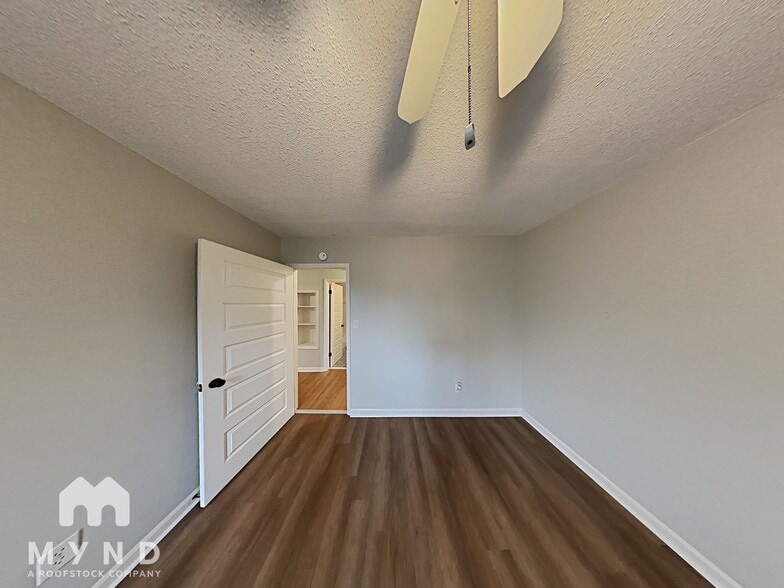 Building Photo - 320 Navajo Pines Dr