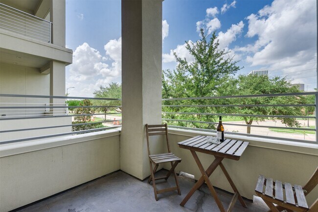 Building Photo - 5429C Hidalgo St