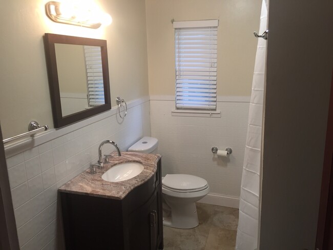 Building Photo - Remodeled 2/1 - Close to Howard and UT