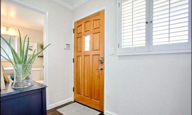 Building Photo - Amazing West LA Location - 2 bd / 2.5 ba T...