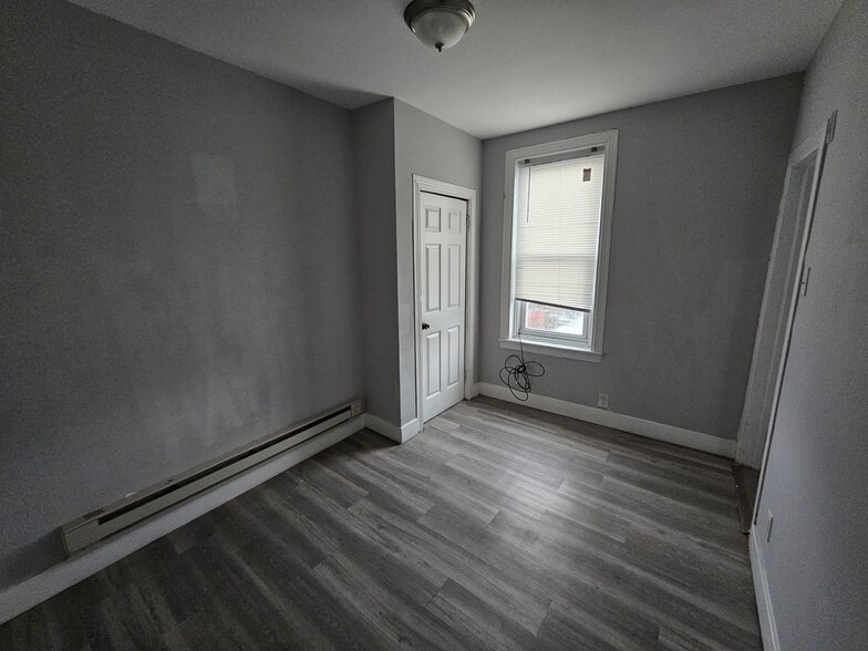 1st bedroom - 5210 Master St