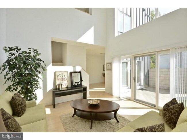 Building Photo - 11 Greenview Ave