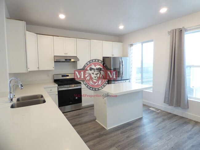 Building Photo - Great 3 Bd 2.5 Ba Townhome Rooftop Views